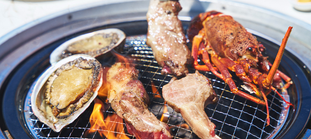 開放感あふれる青空のもとで楽しむ　プールサイドBBQ