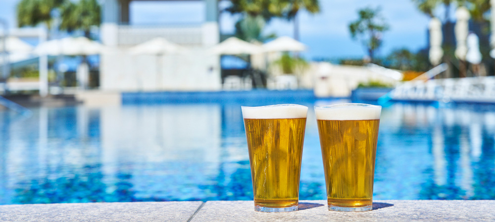 開放感あふれる青空のもとで楽しむ　プールサイドBBQ